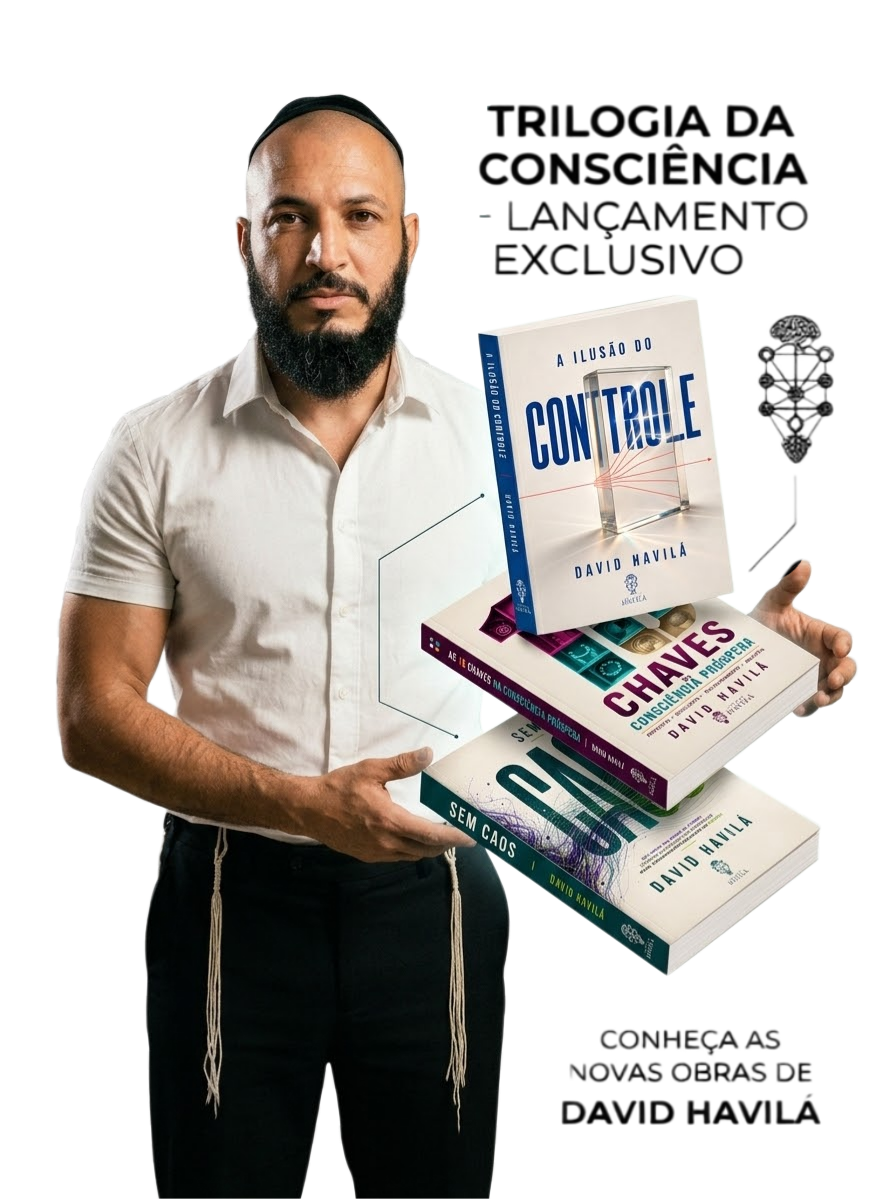 David Havilá com os três livros da Trilogia da Consciência